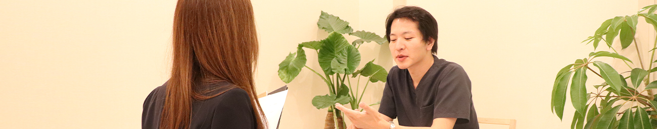 福留院長がインタビューを受けている写真