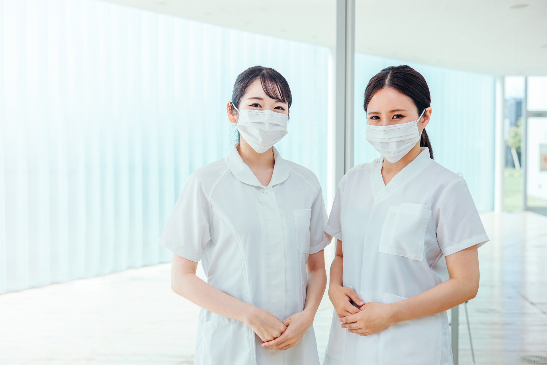 ロレシー美容クリニックの受付・看護師スタッフが笑顔の集合写真