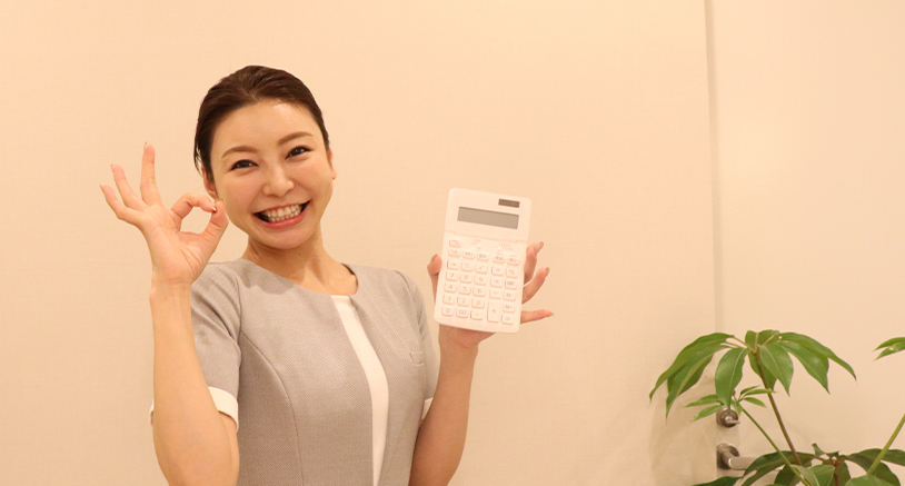 ロレシー美容クリニックの受付スタッフが笑顔の写真