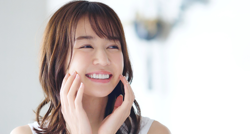 笑顔の女性写真