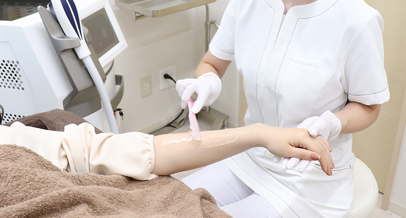 ロレシー美容クリニックの看護師スタッフが丁寧な施術をしている写真