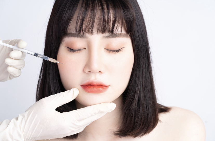 頬にヒアルロン酸注入の施術を受ける女性の写真