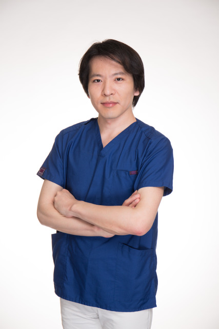 福留院長が微笑みながら腕組みをして立っている写真