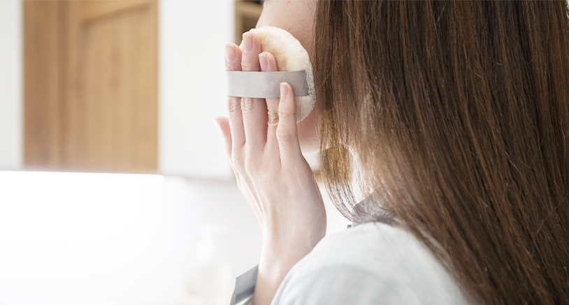 化粧をする女性の写真