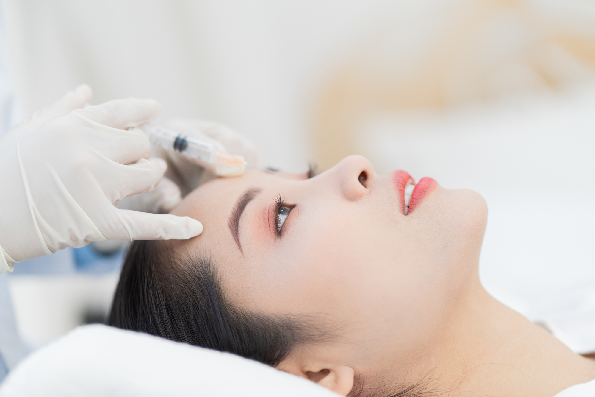 ボツリヌス注射の施術を受ける女性写真