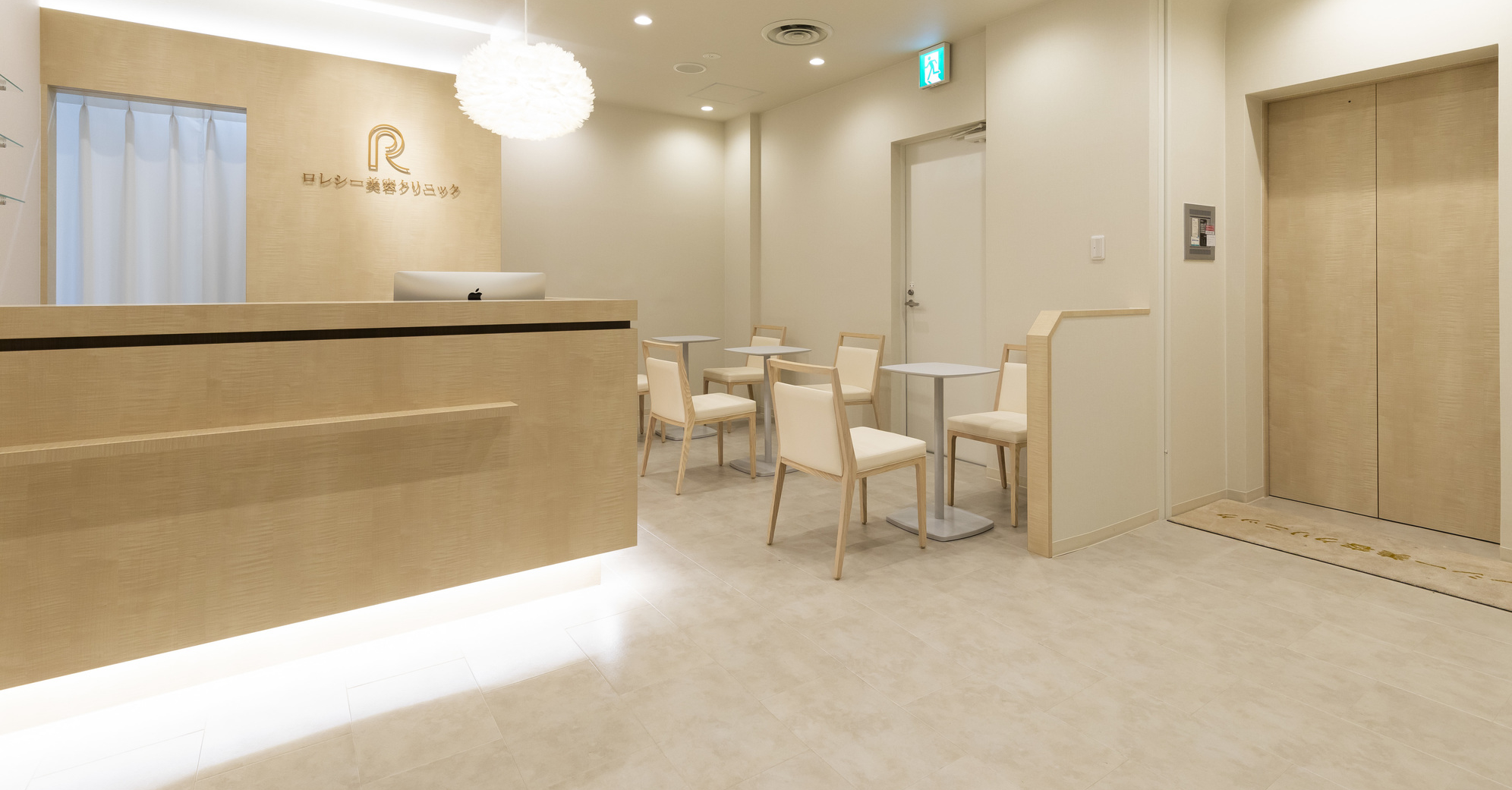 ロレシー美容クリニック受付スタッフ笑顔の写真