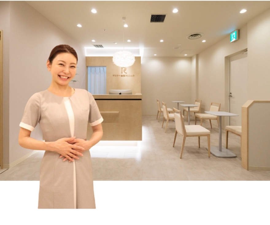 ロレシー美容クリニック受付スタッフが微笑んでいる写真