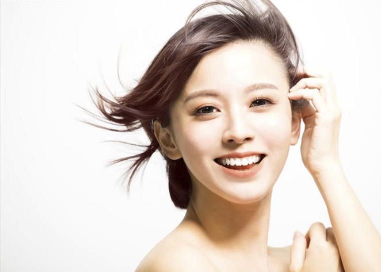 笑顔の女性の写真