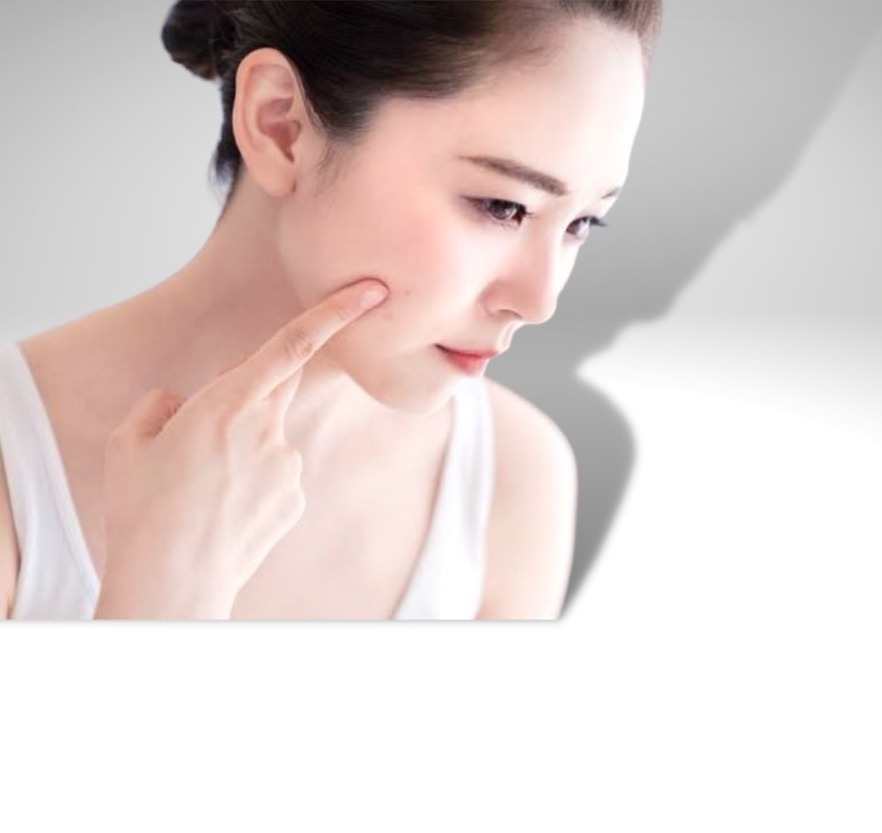 肌トラブルで悩んでいる若い女性の写真